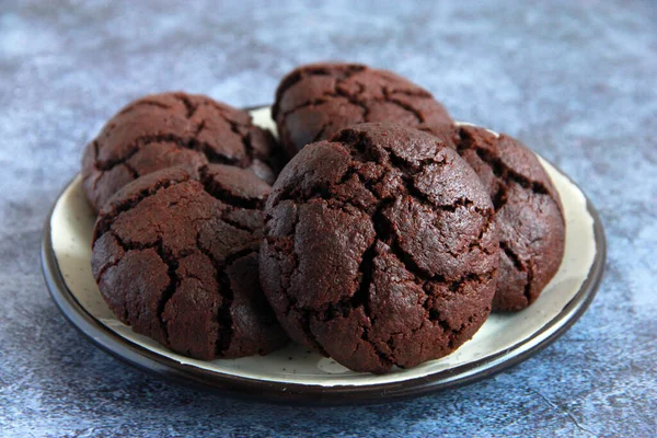 प्लेट पर घर का बना ब्राउनी कुकीज़। प्लेट पर चॉकलेट क्रैक कुकीज़। डार्क चॉकलेट के साथ स्वीट कुकीज़ . स्टॉक फ़ोटो