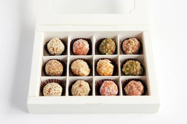 Ev yapımı şekersiz vejetaryen tatlıları. Kutudaki kuru meyve ve fıstıklardan yapılmış lezzetli tatlılar..