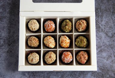 Ev yapımı şekersiz vejetaryen tatlıları. Kutudaki kuru meyve ve fıstıklardan yapılmış lezzetli tatlılar..