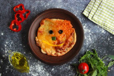 Çocuklar zeytin ve sebzeli ayı şeklinde pizza. Çocuklar için yemek ve çocuğun doğum günü partisi. Komik vejetaryen pizza..