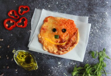 Çocuklar zeytin ve sebzeli ayı şeklinde pizza. Çocuklar için yemek ve çocuğun doğum günü partisi. Komik vejetaryen pizza..