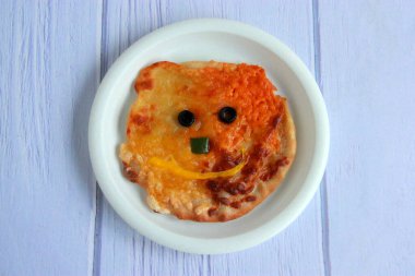 Çocuklar zeytin ve sebzeli ayı şeklinde pizza. Çocuklar için yemek ve çocuğun doğum günü partisi. Komik vejetaryen pizza..