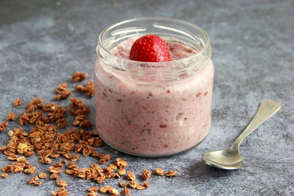 Vegan Overnight Oats Strawberry Coconut Milk Overnight Oat Porridge Jar — стоковое фото