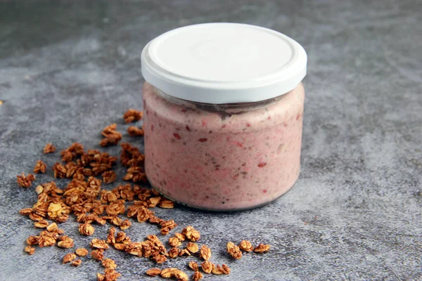 Vegan Overnight Oats Strawberry Coconut Milk Overnight Oat Porridge Jar — ストック写真