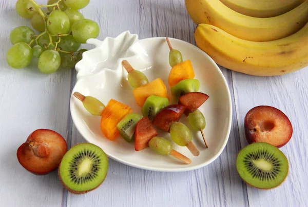 Brochetas Frutas Para Fiestas Infantiles Hechas Frutas Frescas Kiwi Fresco — Foto de Stock