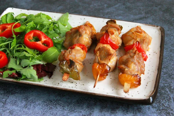 Chicken Thighs Kebabs Wooden Sticks Plate Hot Appetizer Chicken Skewers — Fotografia de Stock