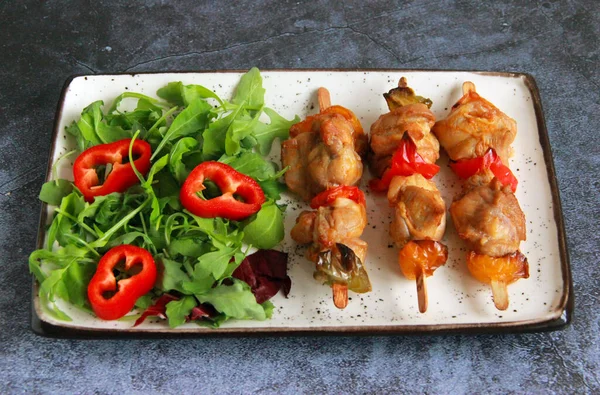 鸡腿烤肉放在盘子里的木棍上 热开胃菜 用红辣椒 洋葱和新鲜蔬菜沙拉做的鸡排 — 图库照片