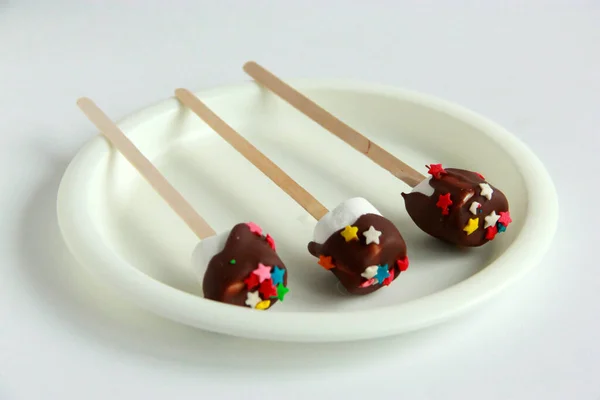 마시멜로는 아이들 파티를 막대기로 만들었어요 초콜릿은 마시멜로 조각을 아이들의 생일을 — 스톡 사진