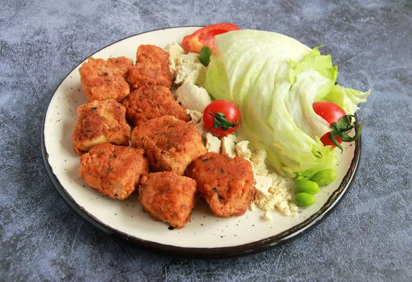 Pui Vegani Tofu Farfurie Legume Proaspete Frunze Salată Aperitiv Vegan — Fotografie, imagine de stoc