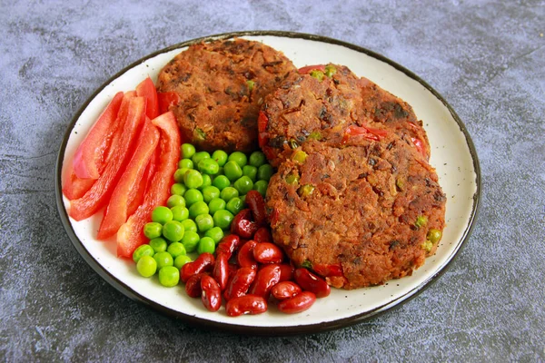 Chuletas Veganas Hechas Frijol Rojo Guisantes Verdes Pimiento Alimento Saludable — Foto de Stock