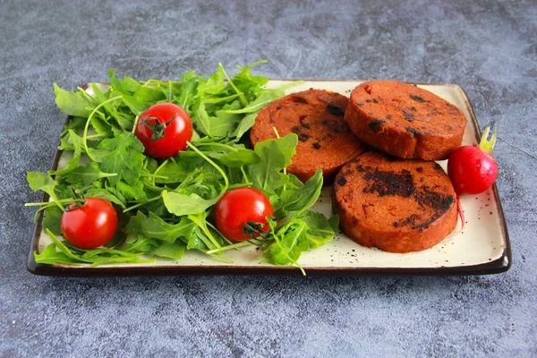 Grâu Vegan Seitan Medalioane Farfurie Legume Proaspete Frunze Salată Mâncare — Fotografie, imagine de stoc