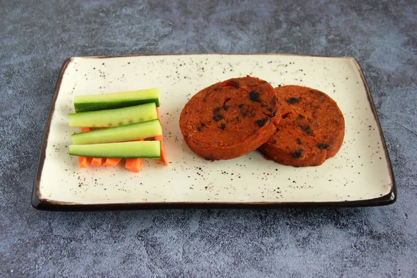 Wheaty Vegan Seitan Medallions Plate Fresh Vegetables Salad Leaves Delicious stockbilde