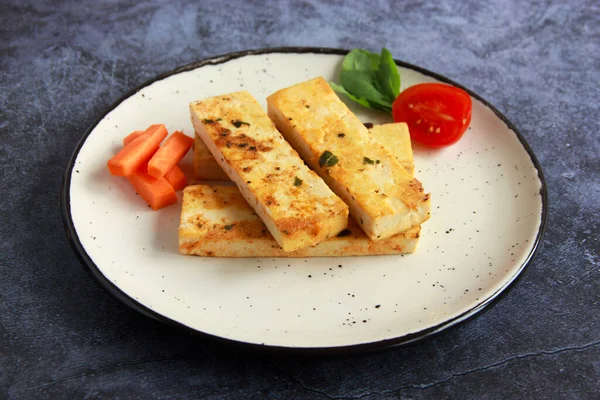 Grill Tofu Végétalien Sur Assiette Avec Des Légumes Délicieux Repas Photos De Stock Libres De Droits