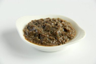 Beyaz kavanozda vegan chia tohumu sosu. Chia tohumundan yapılmış lezzetli vejeteryan sosu. Vejetaryenler için sağlıklı atıştırmalıklar.