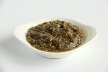 Beyaz kavanozda vegan chia tohumu sosu. Chia tohumundan yapılmış lezzetli vejeteryan sosu. Vejetaryenler için sağlıklı atıştırmalıklar.