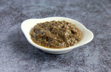 Beyaz kavanozda vegan chia tohumu sosu. Chia tohumundan yapılmış lezzetli vejeteryan sosu. Vejetaryenler için sağlıklı atıştırmalıklar.