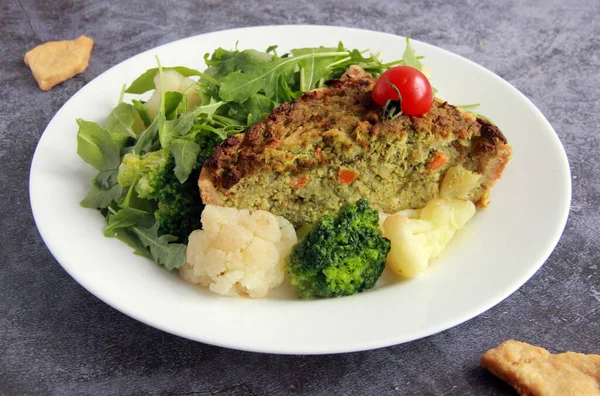 Vegan Quiche Different Vegetables Cauliflower Broccoli Bell Pepper Mushrooms Piece — Stockfoto