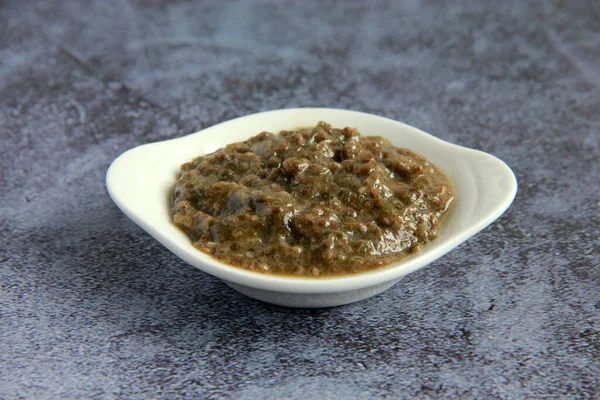 Beyaz kavanozda vegan chia tohumu sosu. Chia tohumundan yapılmış lezzetli vejeteryan sosu. Vejetaryenler için sağlıklı atıştırmalıklar.