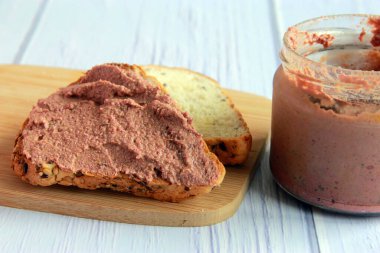 Sahte gras - mantar ve pancardan yapılmış vejetaryen ezmesi. Vejetaryen aperatifi ve mason kavanozuna sos..