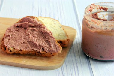 Sahte gras - mantar ve pancardan yapılmış vejetaryen ezmesi. Vejetaryen aperatifi ve mason kavanozuna sos..