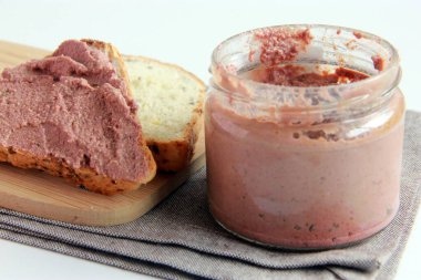 Sahte gras - mantar ve pancardan yapılmış vejetaryen ezmesi. Vejetaryen aperatifi ve mason kavanozuna sos..