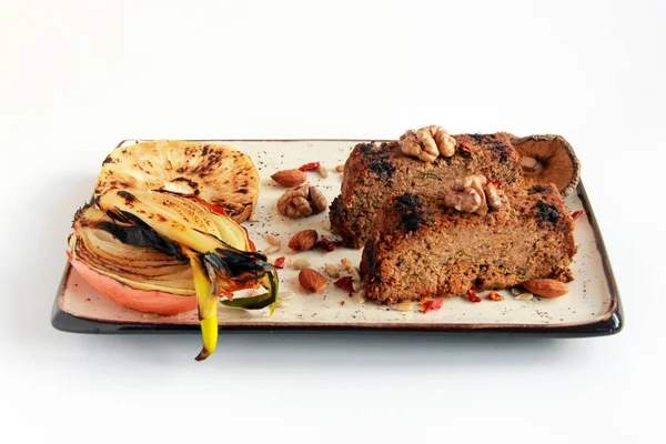 Cevizli rosto, fındık, sebze ve mantardan yapılmış lezzetli vejetaryen köftesi. Sağlıklı vejetaryen yemeği. Tabakta vejetaryen fındığı..