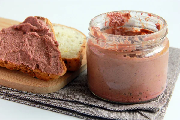 Sahte gras - mantar ve pancardan yapılmış vejetaryen ezmesi. Vejetaryen aperatifi ve mason kavanozuna sos..