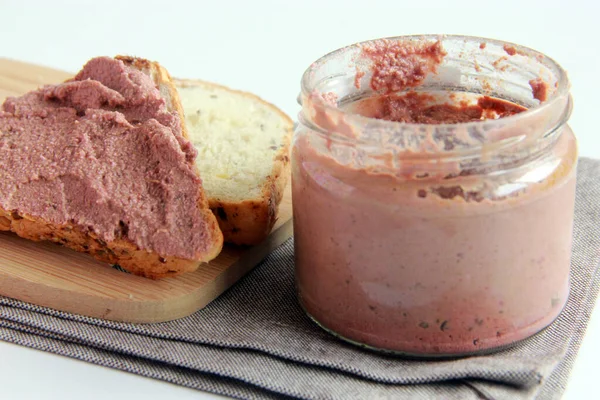 Sahte gras - mantar ve pancardan yapılmış vejetaryen ezmesi. Vejetaryen aperatifi ve mason kavanozuna sos..