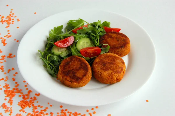 Patties Linte Vegană Salată Legume Farfurie Masa Vegetariană Tăieturi Roșii — Fotografie, imagine de stoc