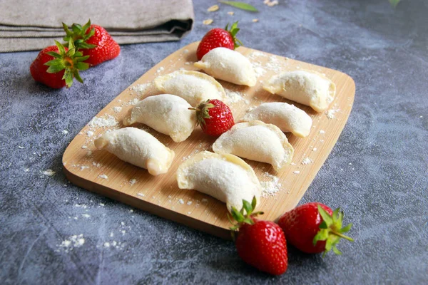 Comida Tradicional Ucraniana Varenyky Hecho Mano Con Relleno Fresa Dulce —  Fotos de Stock