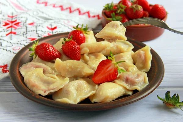 Mâncare Tradițională Ucraineană Varenyky Manual Umplutură Căpșuni Dulci Mâncare Delicioasă — Fotografie, imagine de stoc