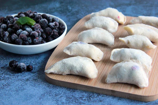 Homemade Ukrainian Dish Traditional Varenyky Blueberry Filling Sour Cream Vareniki — Stock fotografie