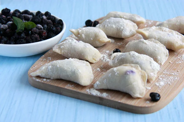 Homemade Ukrainian Dish Traditional Varenyky Blueberry Filling Sour Cream Vareniki — стоковое фото
