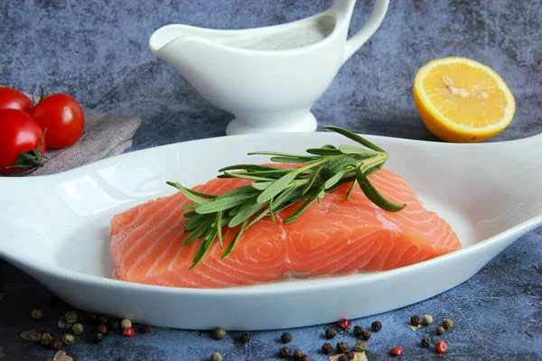 Raw Salmon Fillet Prepared Baking Red Fillet Plate Lemon Rosemary — Fotografia de Stock