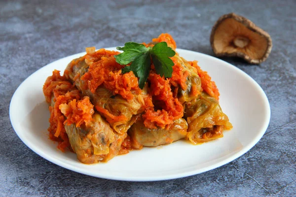 Вегетаріанські капустяні рулони з грибною та рисовою начинкою. Традиційні українські голубці без м'яса. Пізня страва на Різдво - голубці з сухими грибами та морквяним соусом . — стокове фото