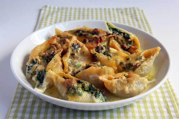 Conchiglioni Chicken Mushrooms Spinach Stuffed Italian Pasta Shells Cream Sauce — Fotografie, imagine de stoc