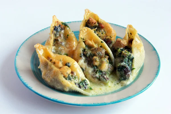 Conchiglioni Chicken Mushrooms Spinach Stuffed Italian Pasta Shells Cream Sauce — Stockfoto