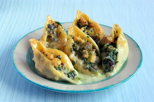 Conchiglioni Chicken Mushrooms Spinach Stuffed Italian Pasta Shells Cream Sauce — Stockfoto