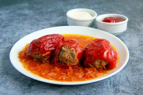Stuffed Bell Pepper Minced Meat Rice Plate Sweet Pepper Ketchup — Stock Photo, Image
