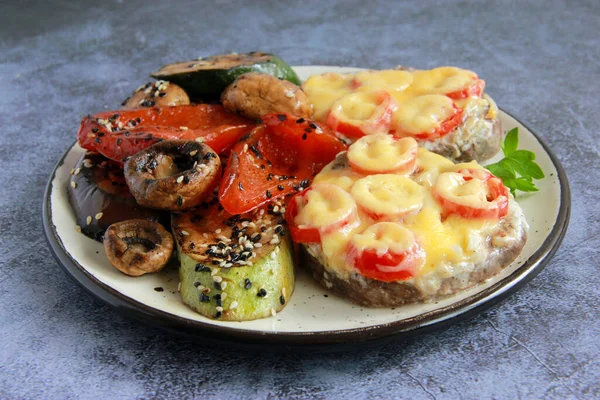 Dana Orloff, mezeli Fransız eti. Fransız eti - peynirli, soğanlı ve domatesli dana madalyonu.