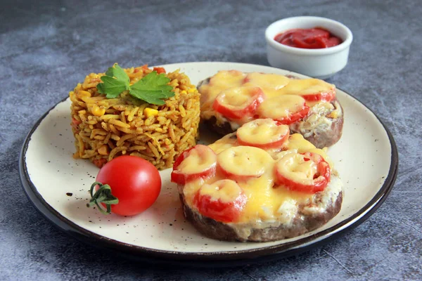 Dana Orloff, mezeli Fransız eti. Fransız eti - peynirli, soğanlı ve domatesli dana madalyonu.