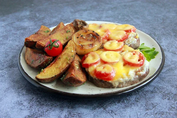 Dana Orloff, mezeli Fransız eti. Fransız eti - peynirli, soğanlı ve domatesli dana madalyonu.