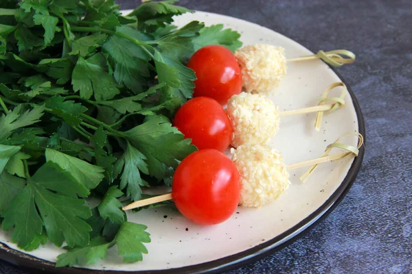 Fourchette Appetizer Cherry Tomatoes Mozzarella Balls Wooden Sticks Caprese Appetizer — Fotografie, imagine de stoc
