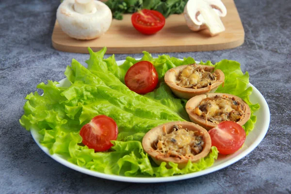 Aperitivo Fourchette Tortinhas Com Cogumelos Queijo Julienne Comida Partido Canapés — Fotografia de Stock