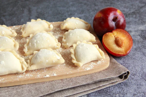 Varenyky Tradițional Ucrainean Umplutură Proaspătă Prune Găluște Delicioase Umplutură Fructe — Fotografie, imagine de stoc