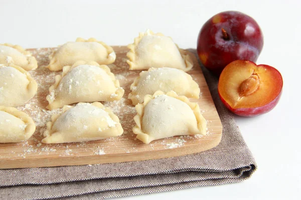 자두를 채우는 전통적 우크라 과일로 맛있는 만두입니다 손으로 자두로 — 스톡 사진