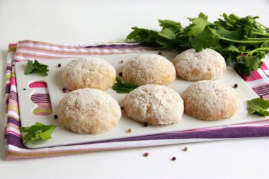 Kesme tahtasında çiğ tavuk pirzolası. Dereotlu el yapımı kıymalı tavuk köftesi. Tavuk pirzolası pişirmeye hazırım..