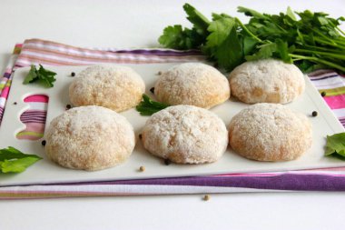 Kesme tahtasında çiğ tavuk pirzolası. Dereotlu el yapımı kıymalı tavuk köftesi. Tavuk pirzolası pişirmeye hazırım..