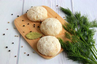 Kesme tahtasında çiğ tavuk pirzolası. Dereotlu el yapımı kıymalı tavuk köftesi. Tavuk pirzolası pişirmeye hazırım..