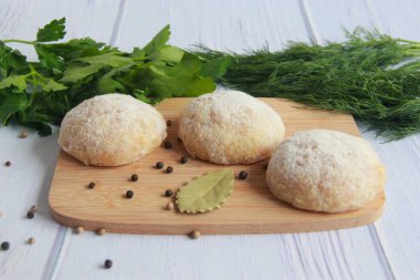 Kesme tahtasında çiğ tavuk pirzolası. Dereotlu el yapımı kıymalı tavuk köftesi. Tavuk pirzolası pişirmeye hazırım..